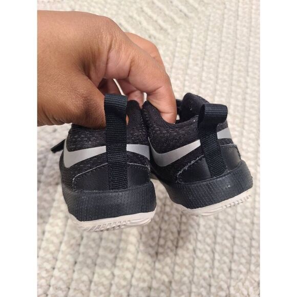 Nike Team Hustle Basketball Sneakers Boys US 4C Black Logo Athleisure Running - Picture 5 of 6